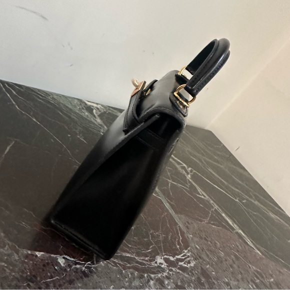 Classic Leather Hangbag Gold Lock - Picture 7 of 12